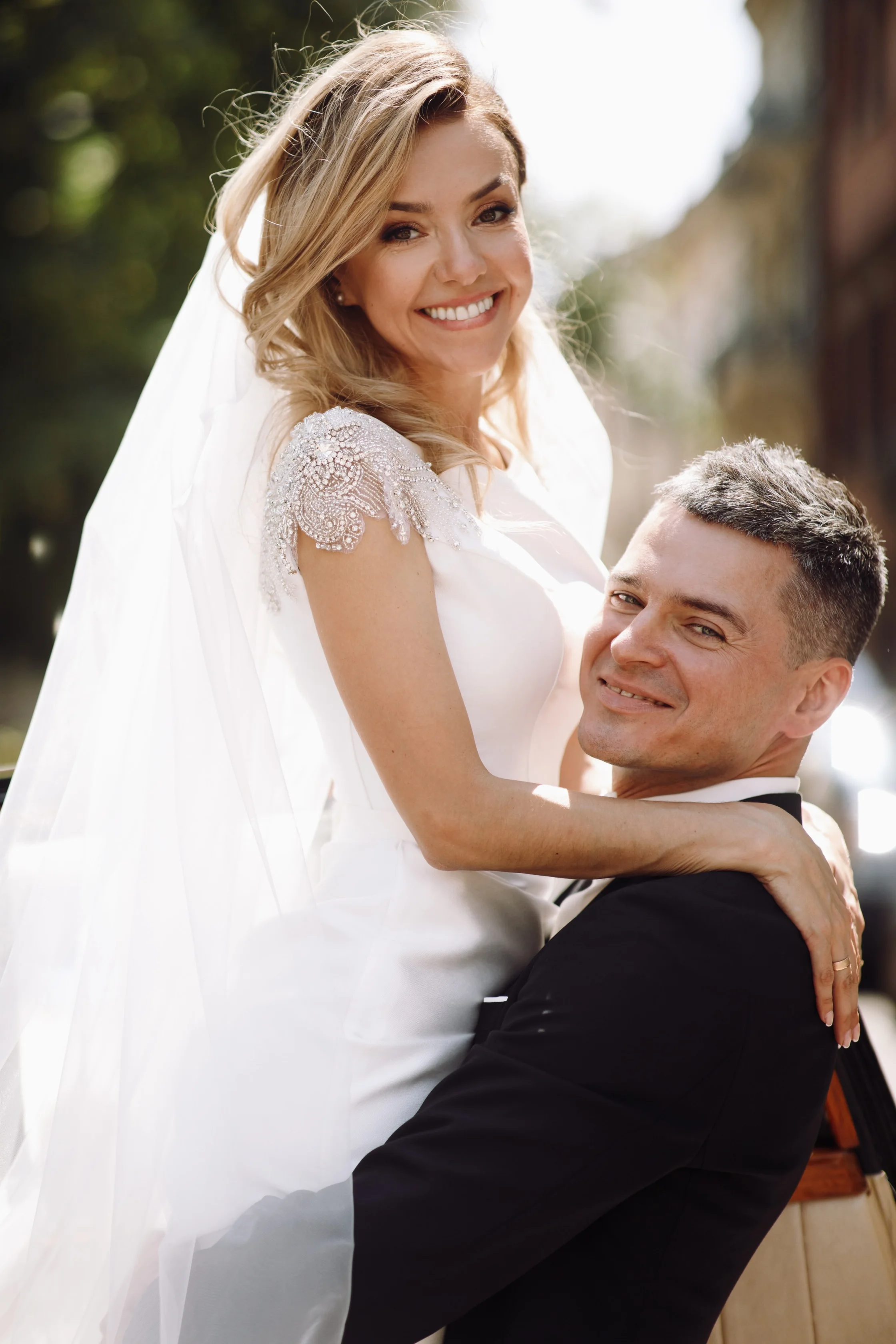 Pareja de novios sonriendo